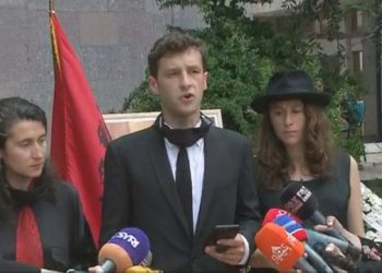 “Baba, pse nuk u bëre pragmatist si të tjerët?”- Fjalimi prekës i djalit të Moikom Zeqos, ndërsa përcolli të atin