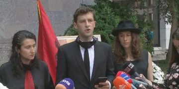 “Baba, pse nuk u bëre pragmatist si të tjerët?”- Fjalimi prekës i djalit të Moikom Zeqos, ndërsa përcolli të atin