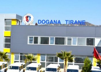 Kontrabandë nga Turqia në Shqipëri! Bllokohen 300 mijë euro rroba firmato të falsifikuara, ishin porositur nga tregtarët në Tiranë