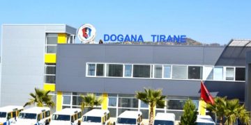 Kontrabandë nga Turqia në Shqipëri! Bllokohen 300 mijë euro rroba firmato të falsifikuara, ishin porositur nga tregtarët në Tiranë