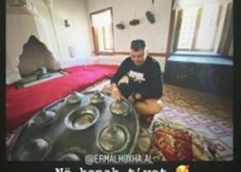 Rezarta Shkurta dhe nipi i Enverit pozojnë brenda shtëpisë së familjes Hoxha në Gjirokastër: Në konakun tonë!