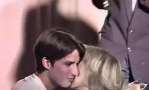 PROFIL: Gruaja e presidentit Macron, ish-mësuesja që u dashurua me nxënësin e saj 25 vjet më të vogël