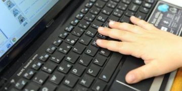 Izolimi në shtëpi për shkak të pandemisë, shqiptarët gjetën ‘shpëtim’ tek interneti. Rritje 47% e përdorimit