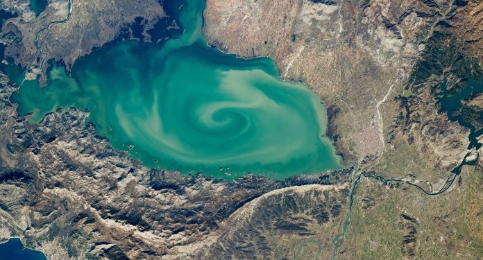 NASA kap një vorbull në mes të Liqenit të Shkodrës, pamja ka tërhequr vëmendjen e një astronauti
