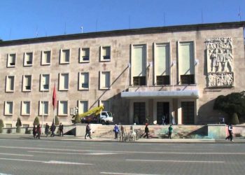 Koronavirusi mbërthen institucionet, shënohen disa raste në Kryeministri, Ministrinë e Financave dhe Bashkinë e Durrësit, kufizohet puna