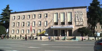 Koronavirusi mbërthen institucionet, shënohen disa raste në Kryeministri, Ministrinë e Financave dhe Bashkinë e Durrësit, kufizohet puna