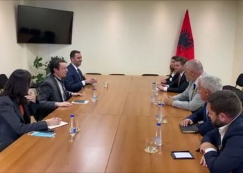 Takim me “armiqtë” në Prishtinë