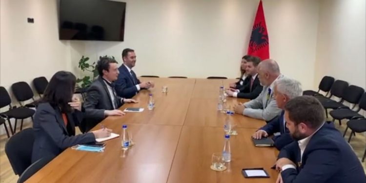 Takim me “armiqtë” në Prishtinë