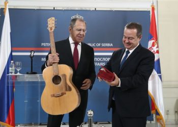 Serbia konsultohet me Rusinë për takimin në SHBA, Lavrov-it i dhurohet një kitarë për 70-vjetorin e lindjes