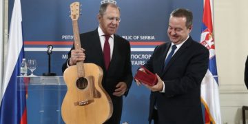 Serbia konsultohet me Rusinë për takimin në SHBA, Lavrov-it i dhurohet një kitarë për 70-vjetorin e lindjes