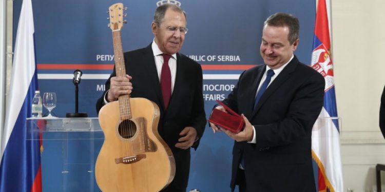 Serbia konsultohet me Rusinë për takimin në SHBA, Lavrov-it i dhurohet një kitarë për 70-vjetorin e lindjes