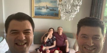 Karmina surprizohet që Luli ka nënë, baba dhe vëlla!