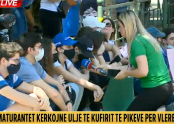 Maturantët sërish protestë para MASR për provimet e maturës, ulen në rrugë: Rivlerësim të testit të Gjuhë-Letërsisë