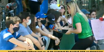 Maturantët sërish protestë para MASR për provimet e maturës, ulen në rrugë: Rivlerësim të testit të Gjuhë-Letërsisë