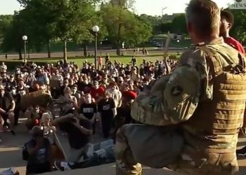 Gjesti prekës gjatë protestave në SHBA i nënkolonelit, ulet në gjunjë dhe kërkon falje