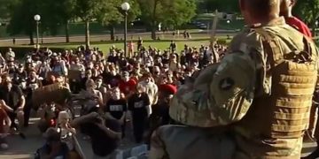 Gjesti prekës gjatë protestave në SHBA i nënkolonelit, ulet në gjunjë dhe kërkon falje