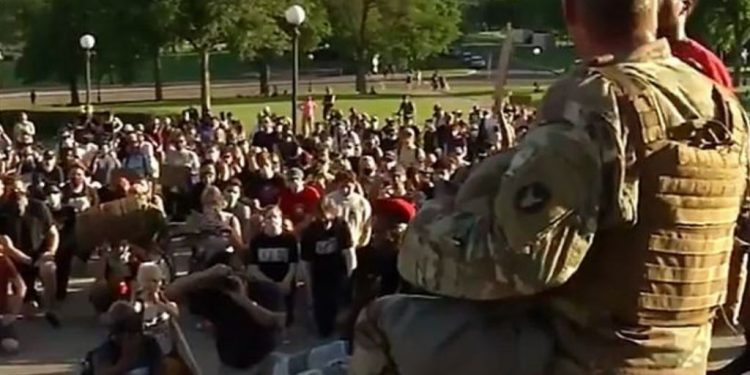 Gjesti prekës gjatë protestave në SHBA i nënkolonelit, ulet në gjunjë dhe kërkon falje