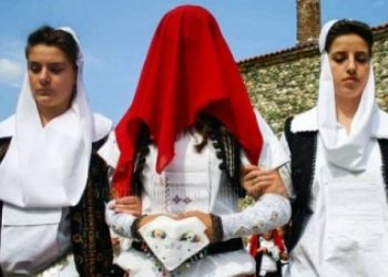 “Plas” mblesëria! Rikthehen martesat si qëmoti: Emigrantët nuk i besojnë më rrjeteve sociale dhe dashurisë me “takimin e parë”