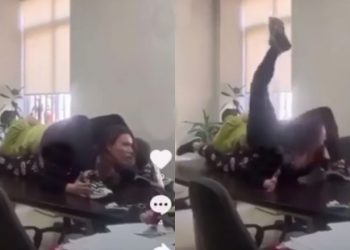 Pamje skandaloze/ Punonjëset e zyrës së tenderave të Spitalit të Traumës “stil 69” mbi tavolinë, çfarë bëjnë gjatë orarit të punës