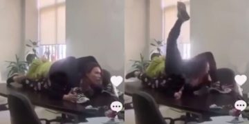 Pamje skandaloze/ Punonjëset e zyrës së tenderave të Spitalit të Traumës “stil 69” mbi tavolinë, çfarë bëjnë gjatë orarit të punës