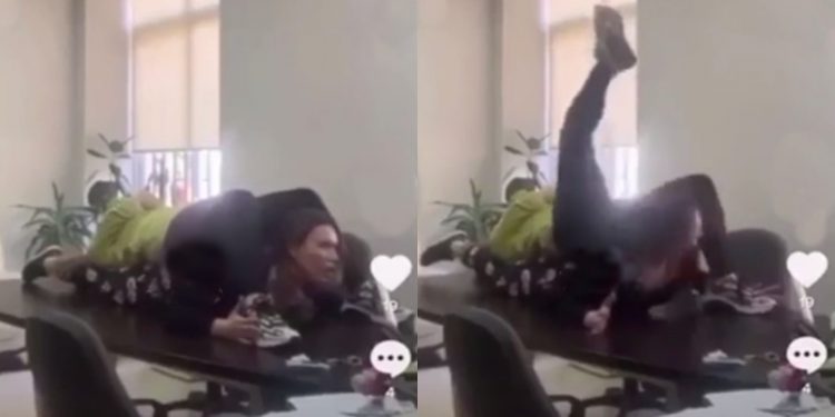 Pamje skandaloze/ Punonjëset e zyrës së tenderave të Spitalit të Traumës “stil 69” mbi tavolinë, çfarë bëjnë gjatë orarit të punës