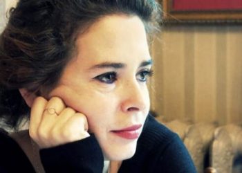 Shkrimtarja e njohur turke Pelin Batu humb nënën me origjinë shqiptare, dedikimi prekës