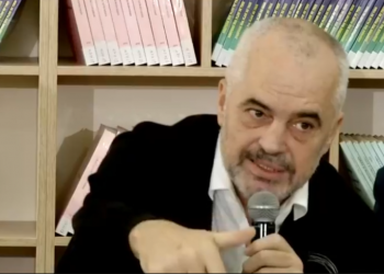 Gazetari i bën pyetjen provokuese, kryeministri Rama e ironizon: Urime për bindjen, ju dëgjova pandërprerë jo se isha gojëhapur por..