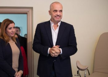 Covid 3, Rama batuta me gazetarët: U desh koronavirusi për të kuptuar se nuk bëjmë dot pa…