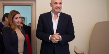 Covid 3, Rama batuta me gazetarët: U desh koronavirusi për të kuptuar se nuk bëjmë dot pa…