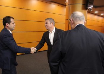 Arrihet marrëveshja për reformën zgjedhore! Komisionerët nuk depolitizohen, por opozita e rrugës është e pafytyrë: Nuk deshi Edi Rama