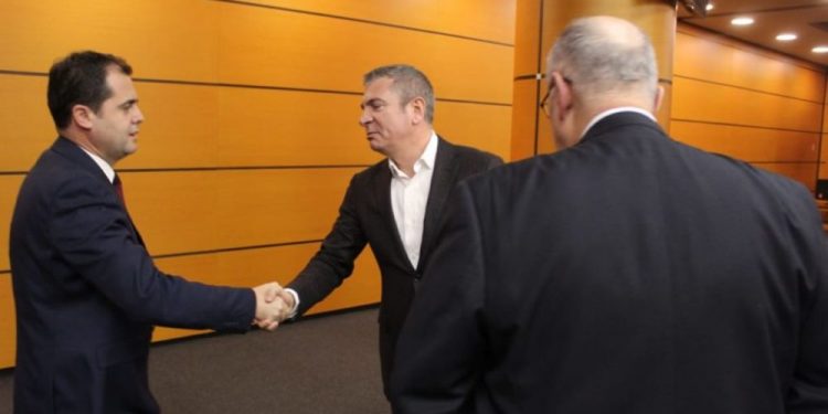 Arrihet marrëveshja për reformën zgjedhore! Komisionerët nuk depolitizohen, por opozita e rrugës është e pafytyrë: Nuk deshi Edi Rama