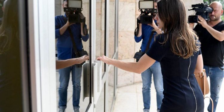 Revoltohet Rudina Hajdari, lë mbledhjen në mes: PD dhe PS po merren kush do të fitojë tenderin biometrik