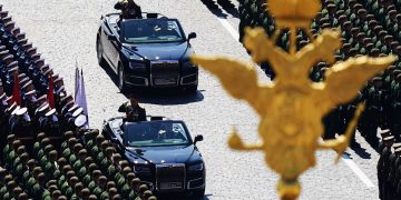 VIDEO/ Incident në paradën e Moskës, ushtarit të Putinit i “ikën truri”