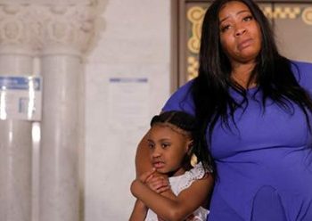 Flet për mediat nëna e vajzës së George Floyd: “Gianna nuk ka më një baba”