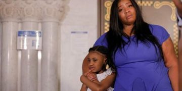 Flet për mediat nëna e vajzës së George Floyd: “Gianna nuk ka më një baba”