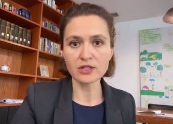 Protesta e maturantëve para MAS, Besa Shahini: E nxitur nga opozita! Askund në botë nuk ndodh që nxënësit të protestojnë për “provimet e vështira”!