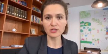 Protesta e maturantëve para MAS, Besa Shahini: E nxitur nga opozita! Askund në botë nuk ndodh që nxënësit të protestojnë për “provimet e vështira”!