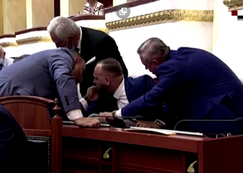 VIDEO/ Sherr në Parlament mes deputetëve të opozitës