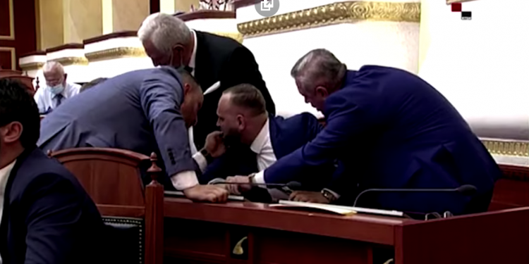 VIDEO/ Sherr në Parlament mes deputetëve të opozitës
