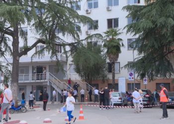 Edhe 30-vjeçarë në spital me Covid në Shqipëri, specialistët: Virusi nuk është dobësuar
