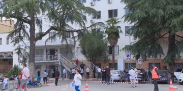 Edhe 30-vjeçarë në spital me Covid në Shqipëri, specialistët: Virusi nuk është dobësuar