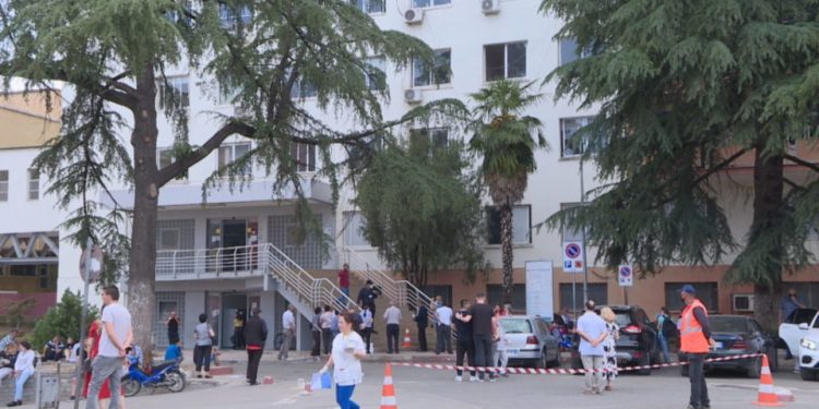 Edhe 30-vjeçarë në spital me Covid në Shqipëri, specialistët: Virusi nuk është dobësuar