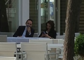 FOTO-LAJM: Grida Duma dhe Ervin Salianji mbrëmje romantike pranë një hoteli në Golem