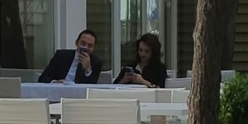 FOTO-LAJM: Grida Duma dhe Ervin Salianji mbrëmje romantike pranë një hoteli në Golem