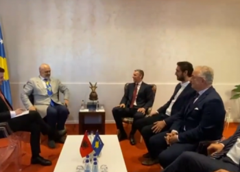 I akuzuar nga Specialja, Kadri Veseli pret Edi Ramën: Kryeministër, të lumshin këmbët!