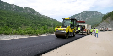 Nis asfaltimi i Rrugës së Arbrit: “Rruga do të hapet brenda stinës së verës së vitit 2021”
