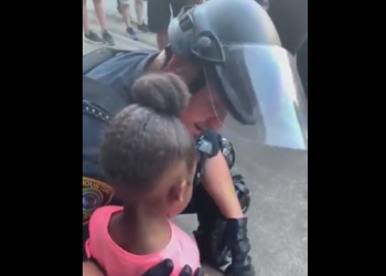 Protesta për George Floyd! 5-vjeçarja afro amerikane i drejtohet policit: Do të më qëllosh?! Ja si reagon ai! (Video)