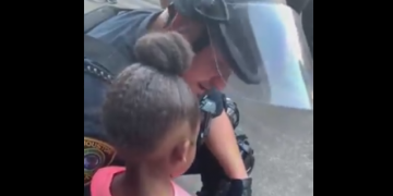Protesta për George Floyd! 5-vjeçarja afro amerikane i drejtohet policit: Do të më qëllosh?! Ja si reagon ai! (Video)