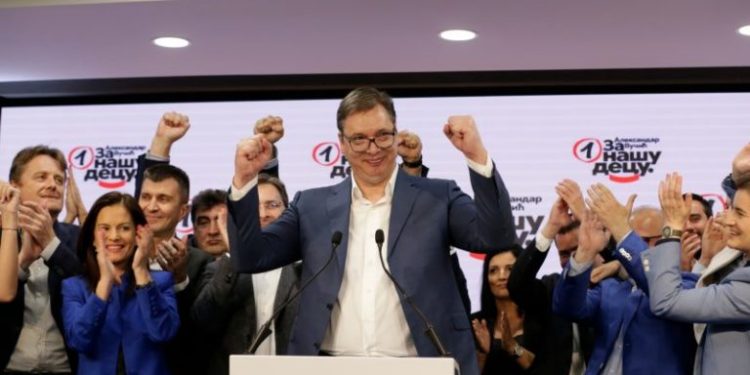 Zgjedhjet serbe trazojnë Parlamentin Europian: Kritika të ashpra ndaj mbështetjes për Vuçiçin
