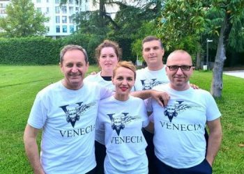 Kllounët e administratës së Metës! Beqaj nxjerr foton e 5 “musketierëve venedikas” dhe tallet me Metën: Reflekto urgjentisht, këshilltarët jo të përqafuar, ka boll vend lëndina e oborrit të Presidencës